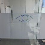 Zichtwerende folie met logo Zichtwerende folie met logo